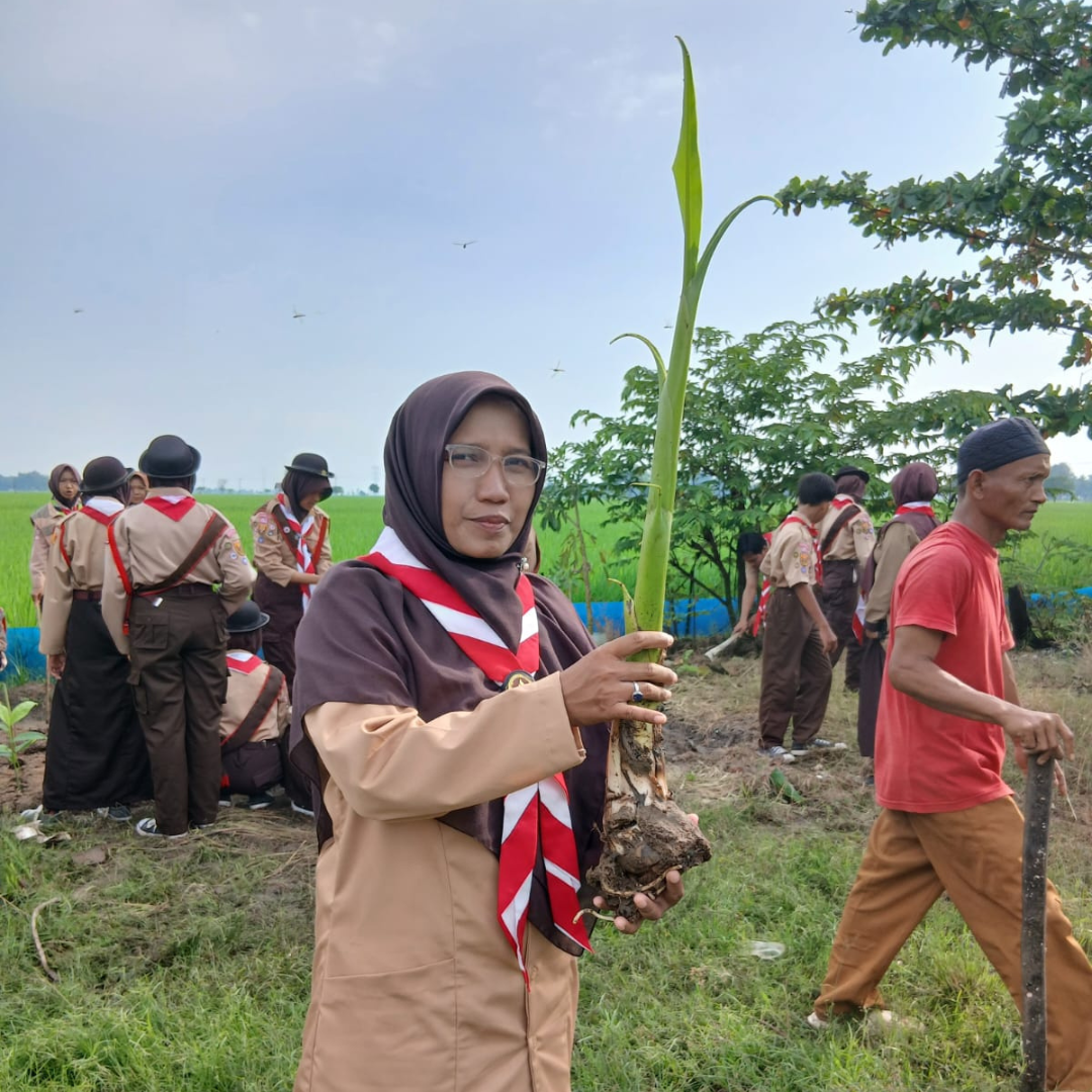 Gerakan Menanam Pohon SMPN 4 Sumberjaya dalam Rangka Peringatan HUT Robert Baden-Powell
