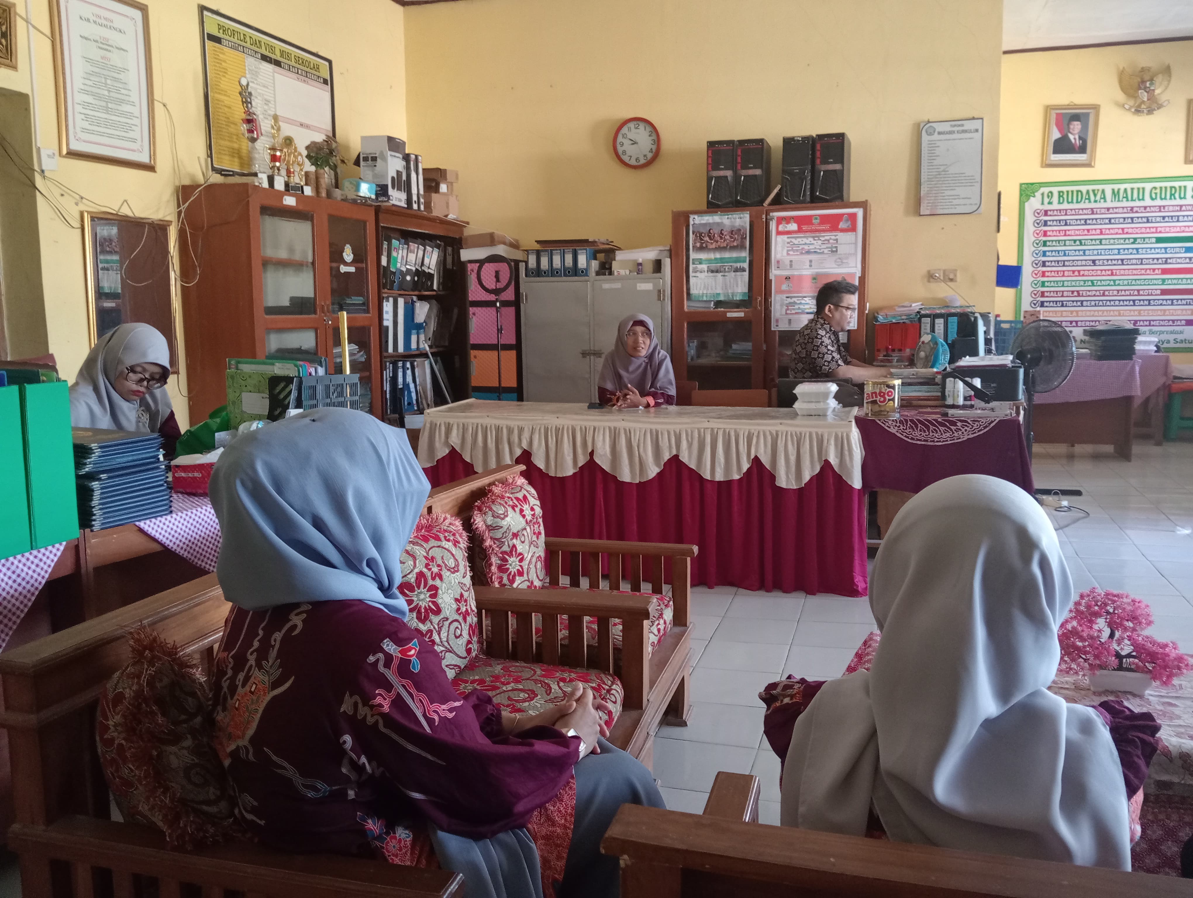 Proses Pembagian Rapor Semester Ganjil di SMPN 4 Sumberjaya Tahun Pelajaran 2024/2025