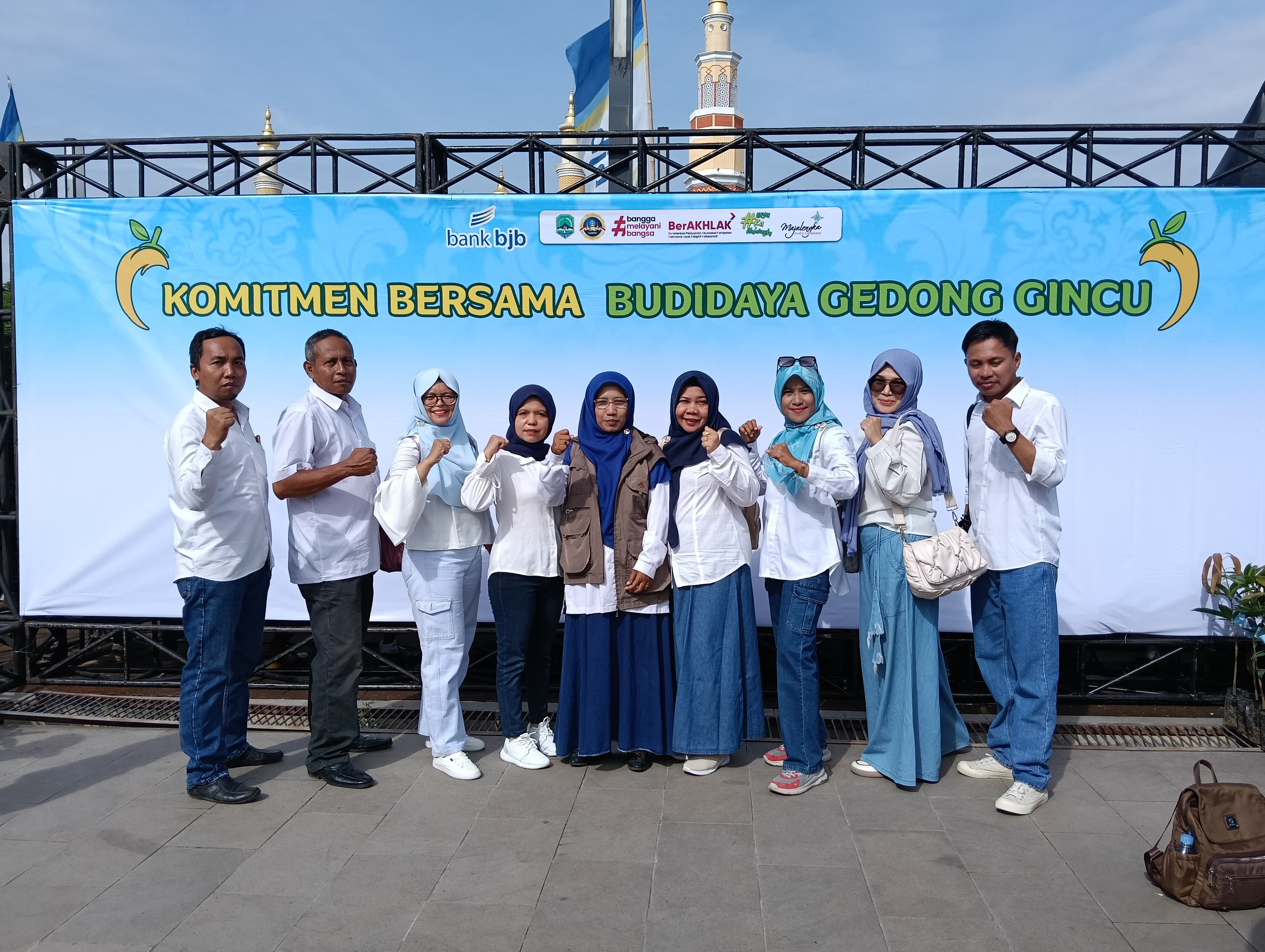 Guru SMPN 4 Sumberjaya Turut Hadir di Festival Gedong Gincu dan Pisang Apuy 2024