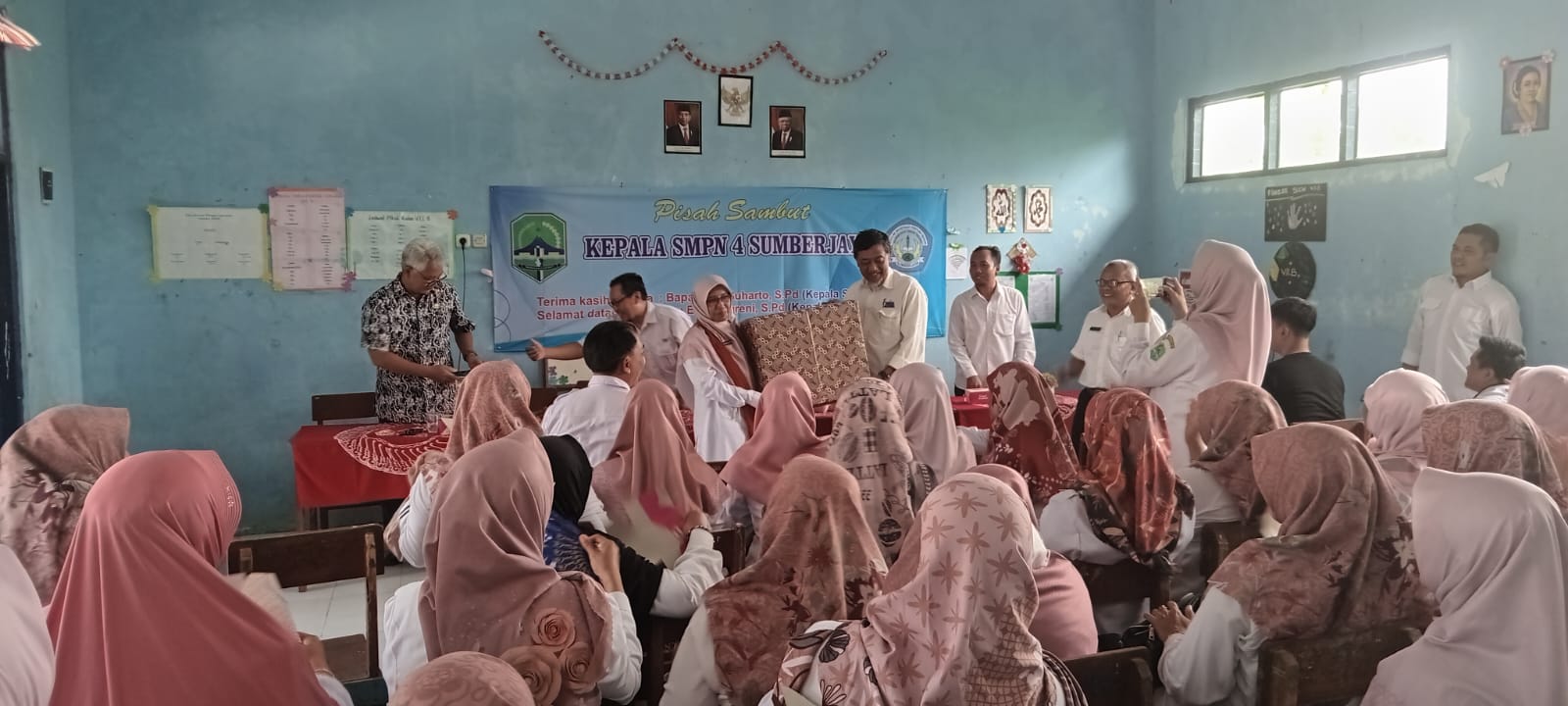 Suksesi Kepemimpinan yang Penuh Haru: Pisah Sambut Kepala Sekolah SMPN 4 Sumberjaya
